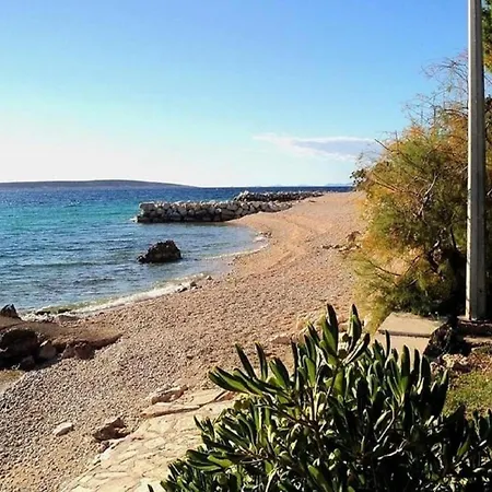 Inviting Near Mala Mandra マンドレ