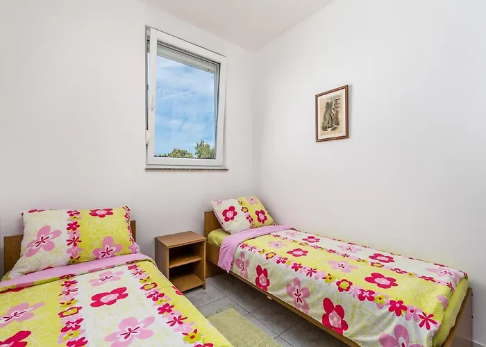 Inviting Near Mala Mandra 公寓 *