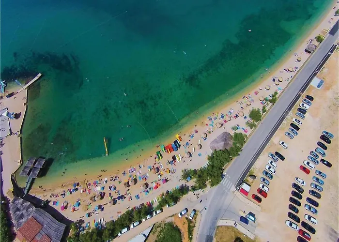 Inviting Near Mala Mandra Апартаменты