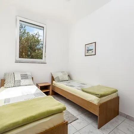 Inviting Near Mala Mandra Apartment *