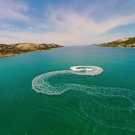 Inviting Near Mala Mandra Apartment *